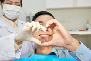 pacjent i dentysta w gabinecie dentystycznym